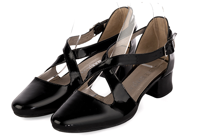 Gloss black women's open side shoes, with crossed straps. Round toe. Low flare heels. Front view - Florence KOOIJMAN